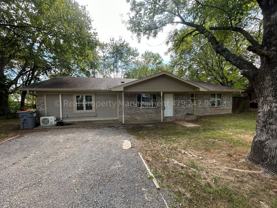 905 W Denver St - Photo 1 of 1