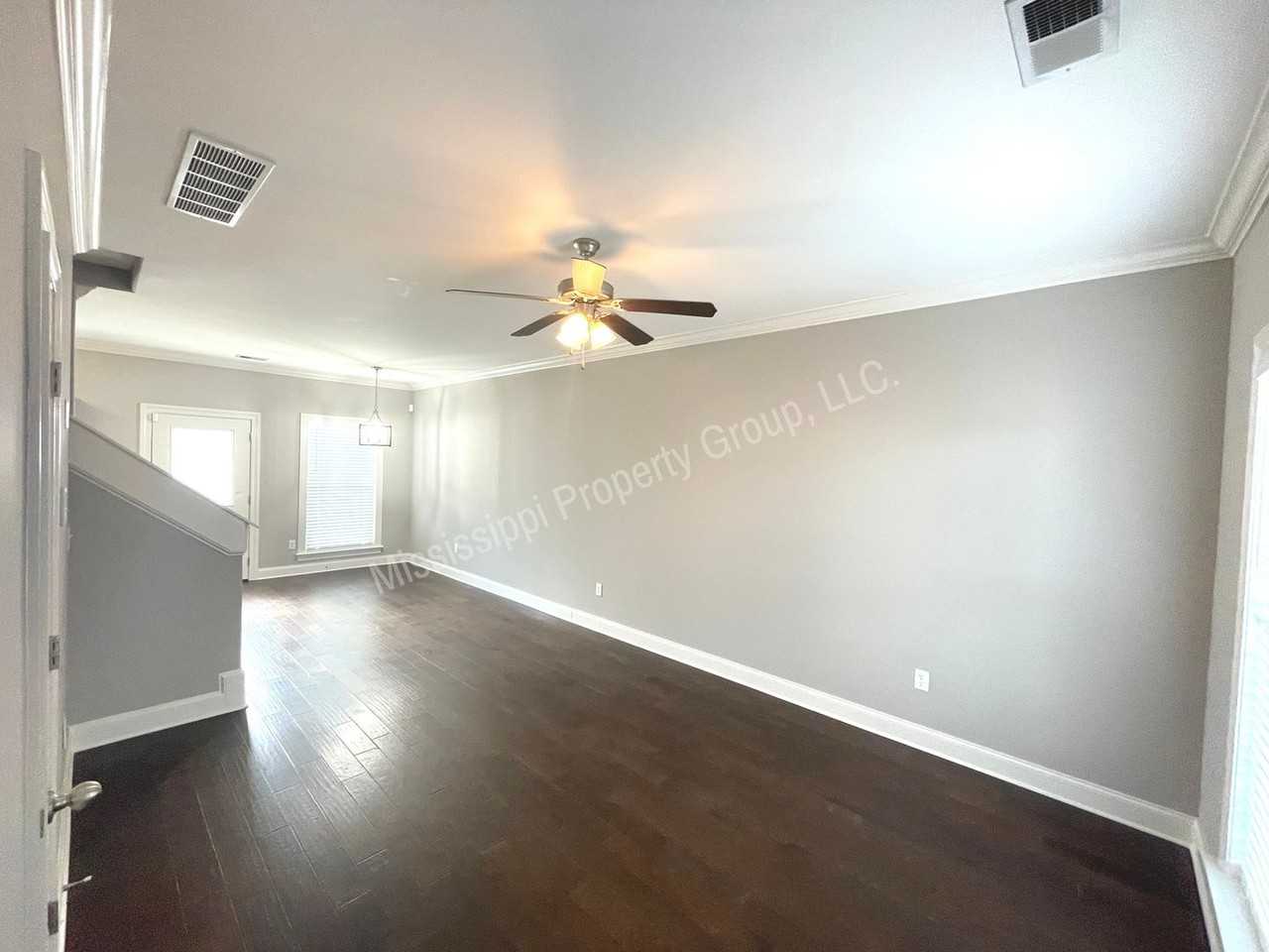 130 Robbins Cir - Photo 3 of 32