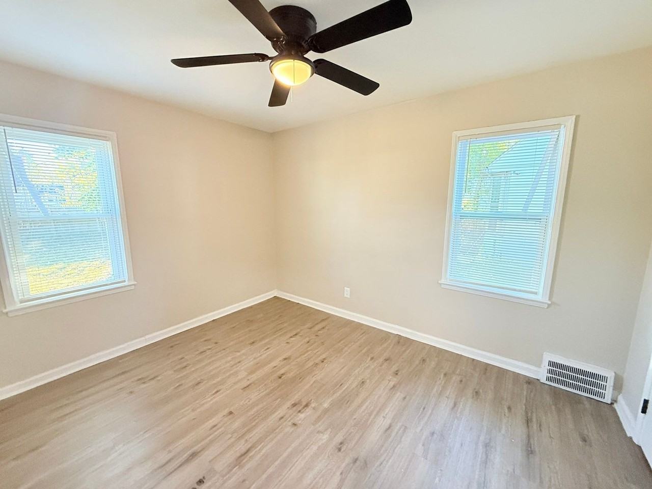 20452 Manor St - Photo 6 of 7