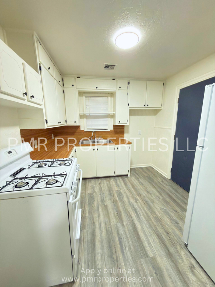 1901 Nw Cherry Ave - Photo 4 of 10