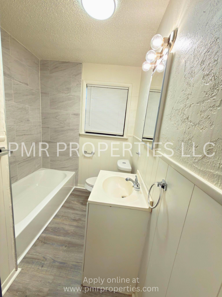 1901 Nw Cherry Ave - Photo 5 of 10