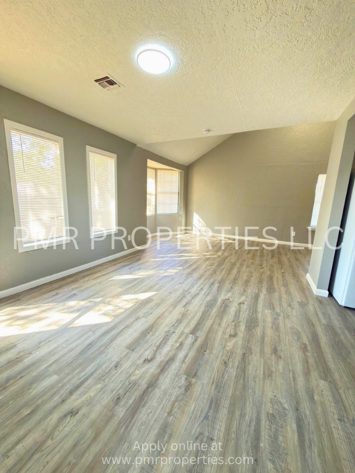 1405 Nw Columbia Ave - Photo 2 of 10