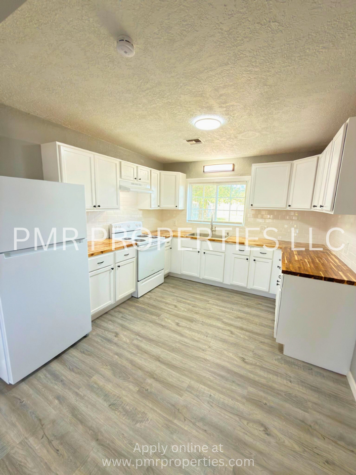 1405 Nw Columbia Ave - Photo 3 of 10