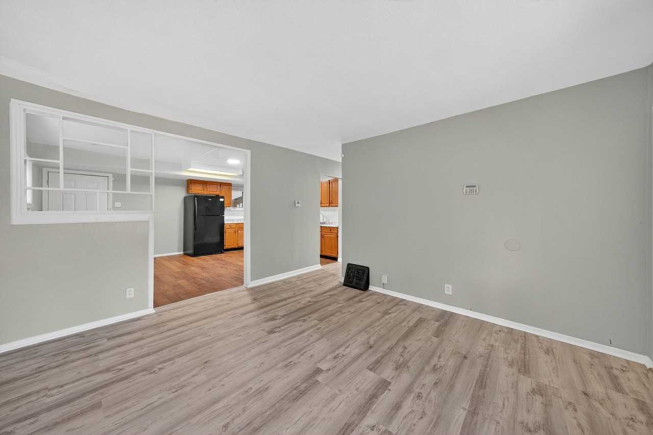 138 Grampian Rd - Photo 5 of 24