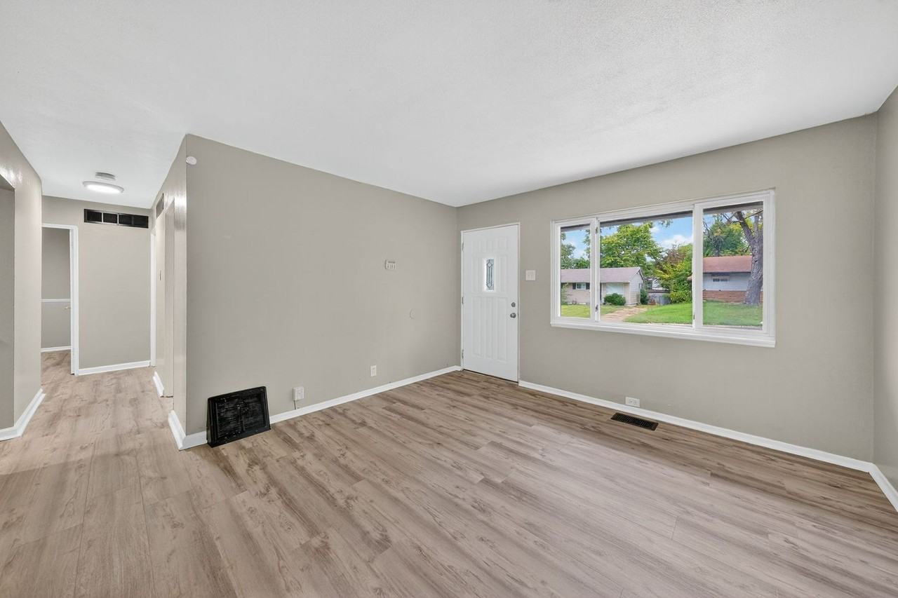 138 Grampian Rd - Photo 6 of 24