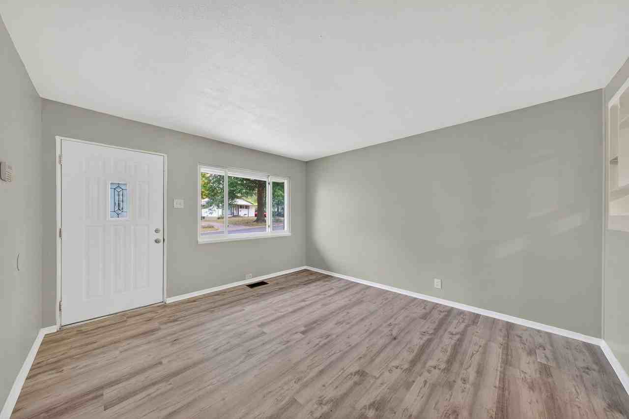 138 Grampian Rd - Photo 7 of 24