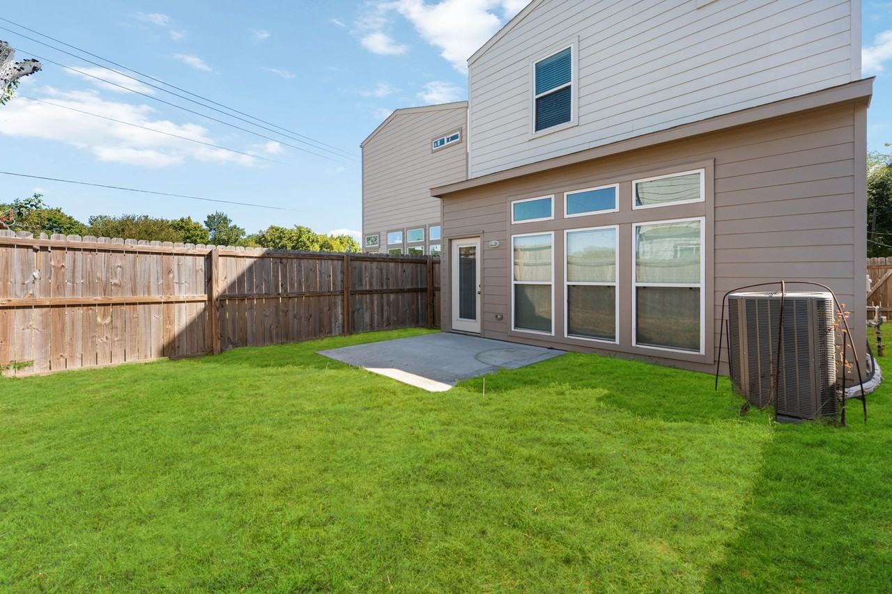 7902 Parnell St - Photo 2 of 14