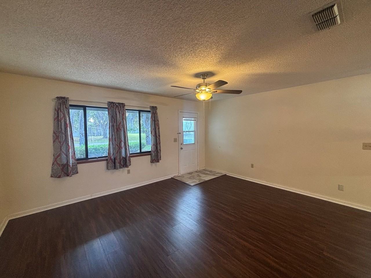 10211 Southwest 93rd Court - Photo 4 of 22