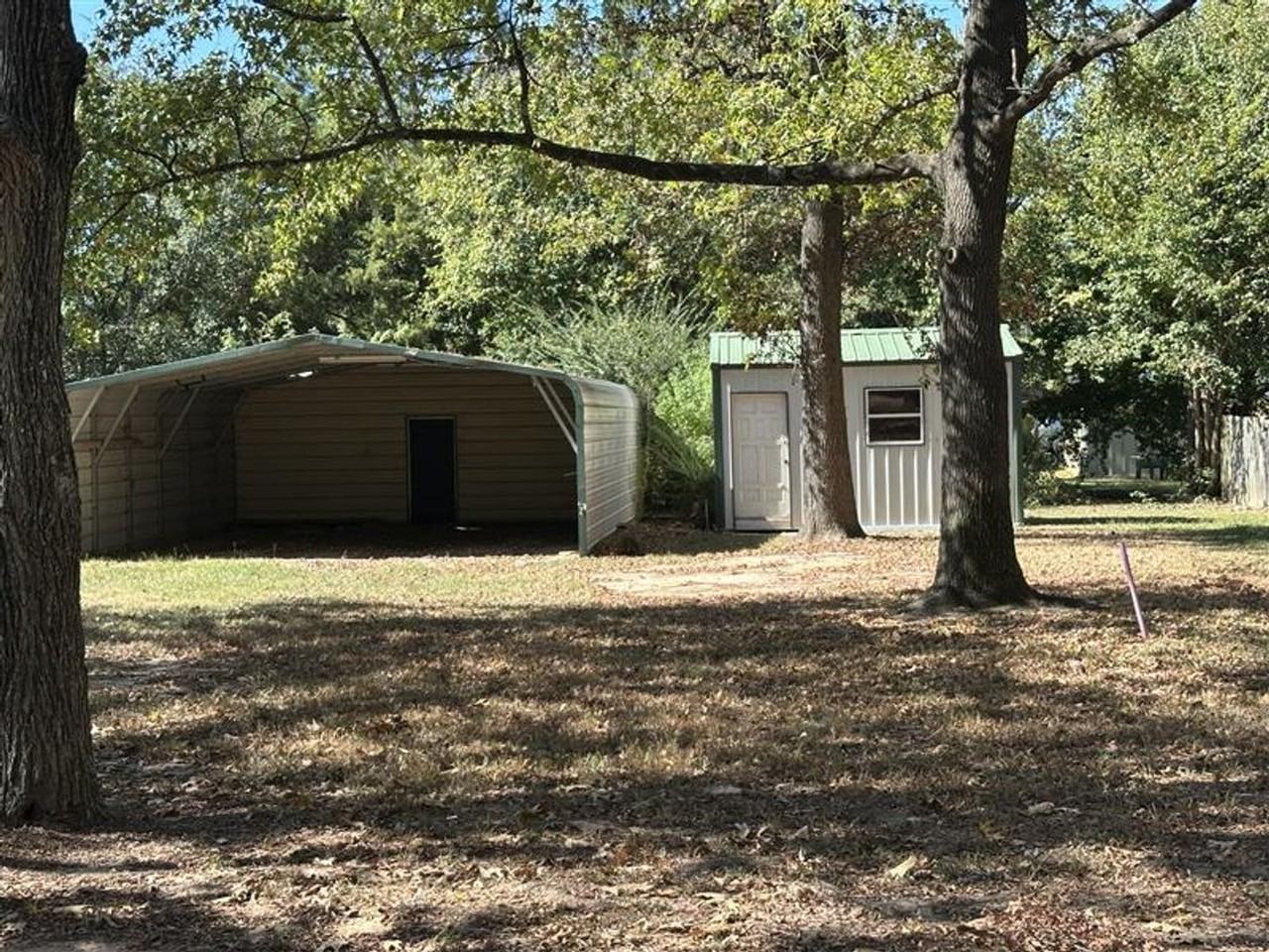 10172 Hillside Dr - Photo 3 of 14