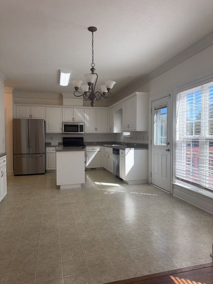 901 Mcmillan Cir - Photo 7 of 30