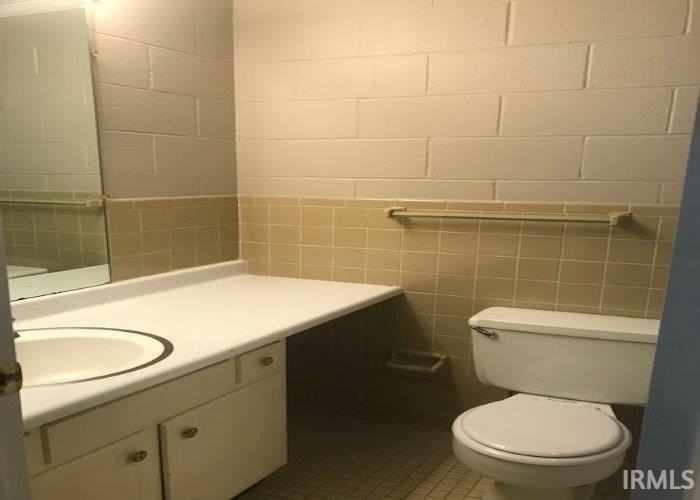 305 N Dunn St - Photo 2 of 7