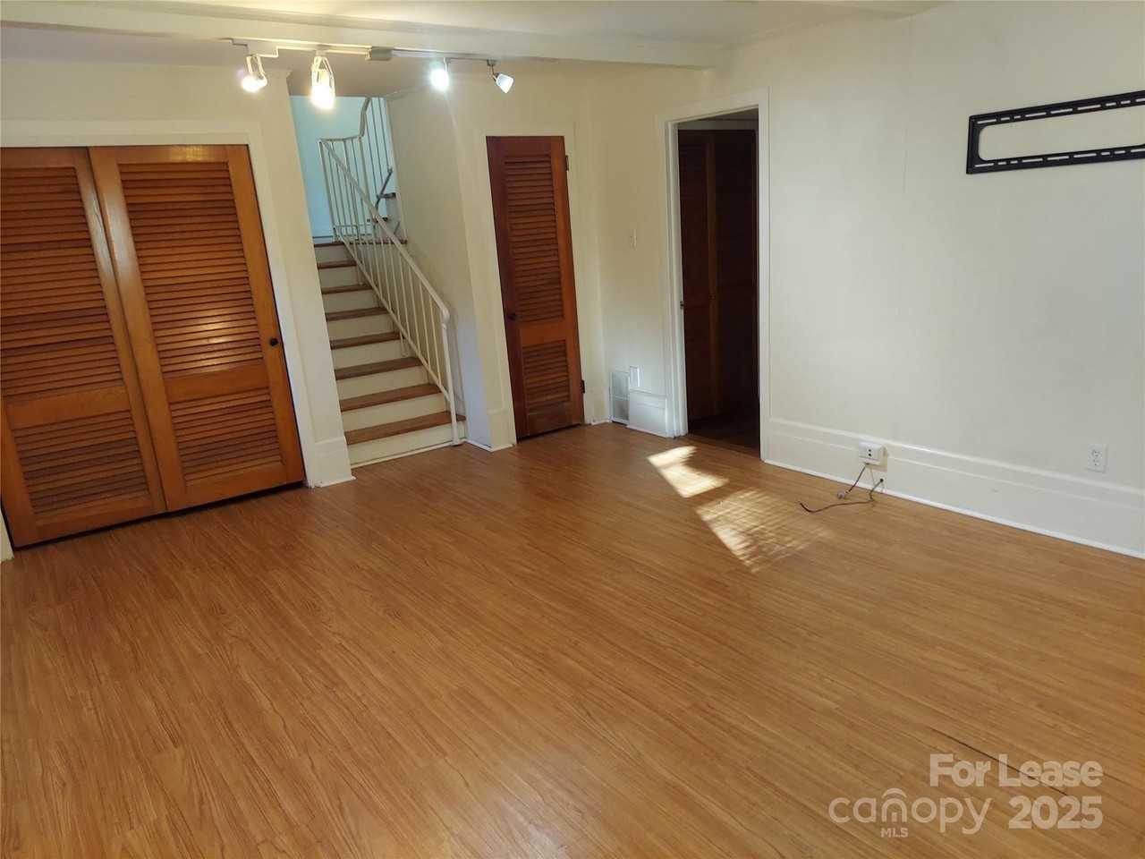 3813 Selwyn Ave - Photo 7 of 24