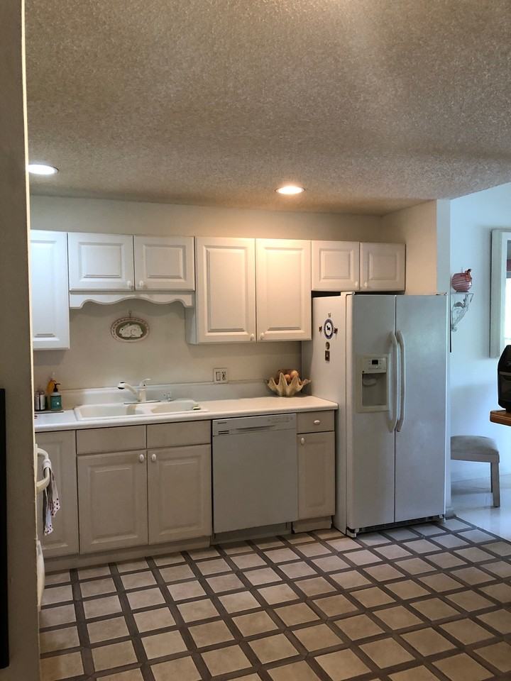 7 Lexington Lane East #F - Photo 3 of 12