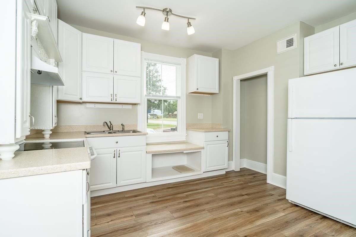 632 E Market St - Photo 5 of 44