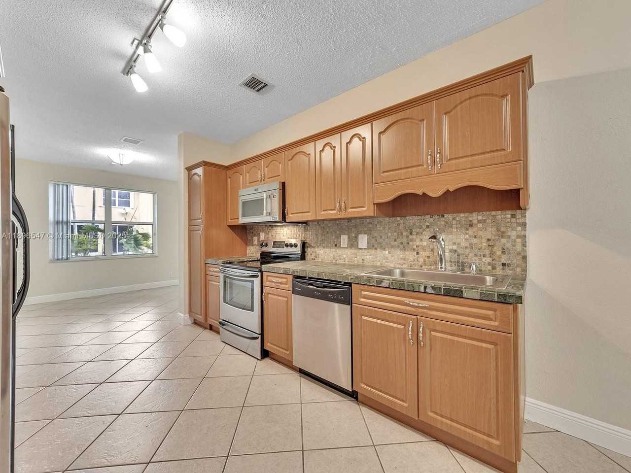 16879 Sw 1st Mnr #0 - Photo 4 of 45