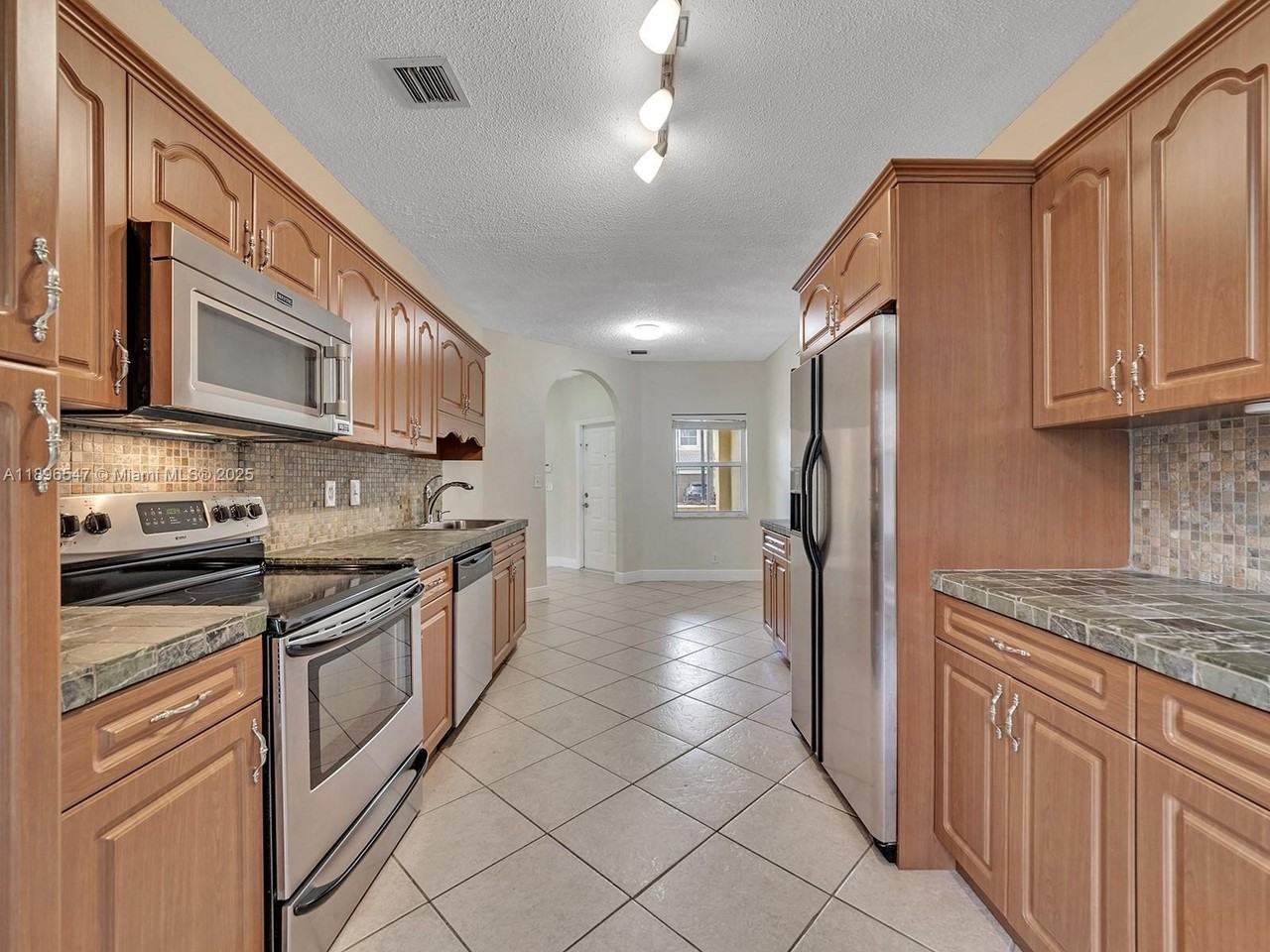 16879 Sw 1st Mnr #0 - Photo 7 of 45