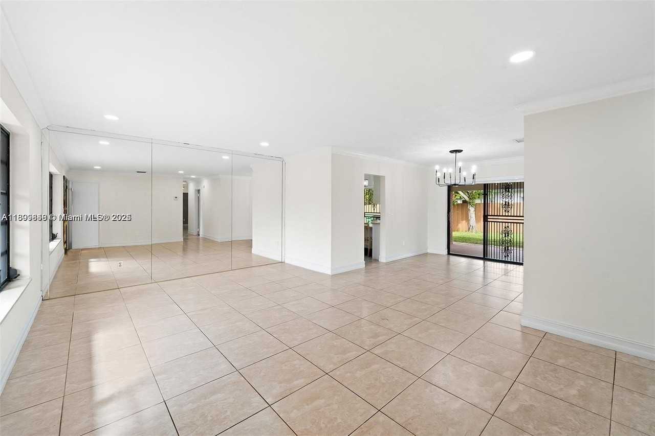 9835 Sw 76th St - Photo 5 of 28