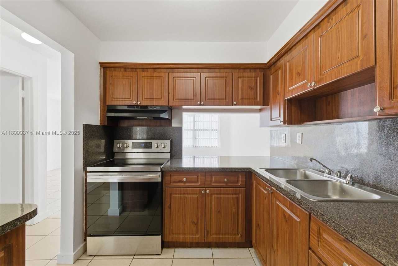 624 Nw 11th St #624 - Photo 2 of 30