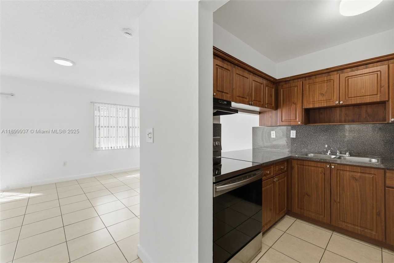 624 Nw 11th St #624 - Photo 5 of 30