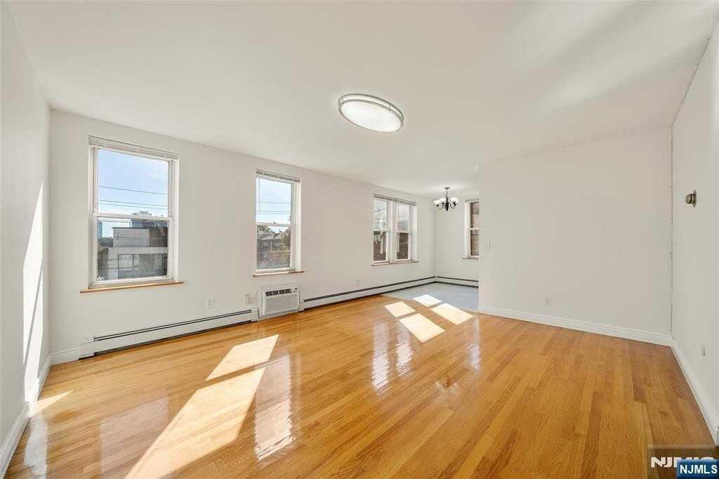 280 Undercliff Ave - Photo 5 of 23