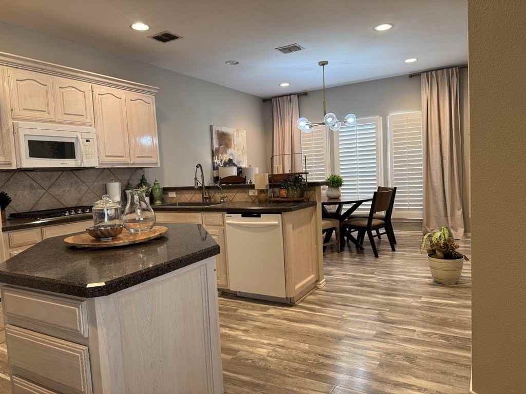 4600 Meadowwood Ct - Photo 5 of 21