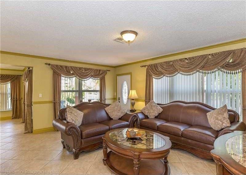 160 Se 12th St - Photo 2 of 22