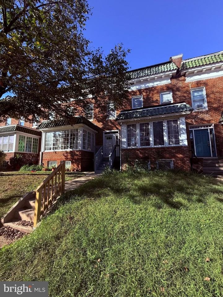 824 E 33rd St - Photo 3 of 28