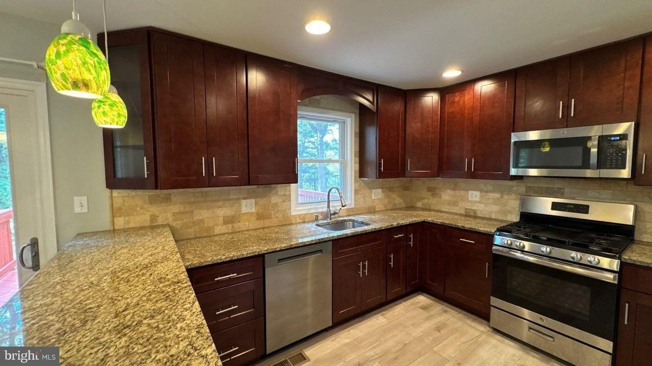 4725 Salterforth Pl - Photo 6 of 24