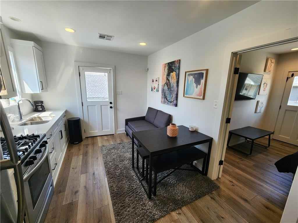 542 9th St ##B - Photo 3 of 11