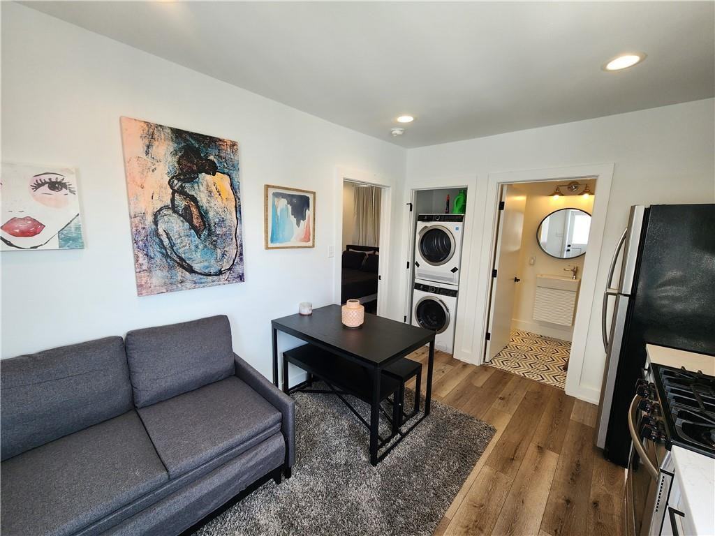 542 9th St ##B - Photo 4 of 11