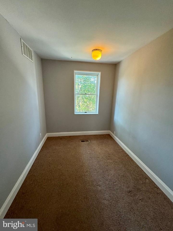 1068 Floyd Ter - Photo 5 of 13