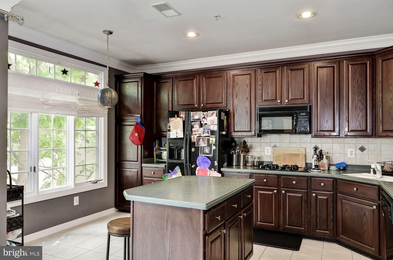 4908 Waple Ln - Photo 5 of 36