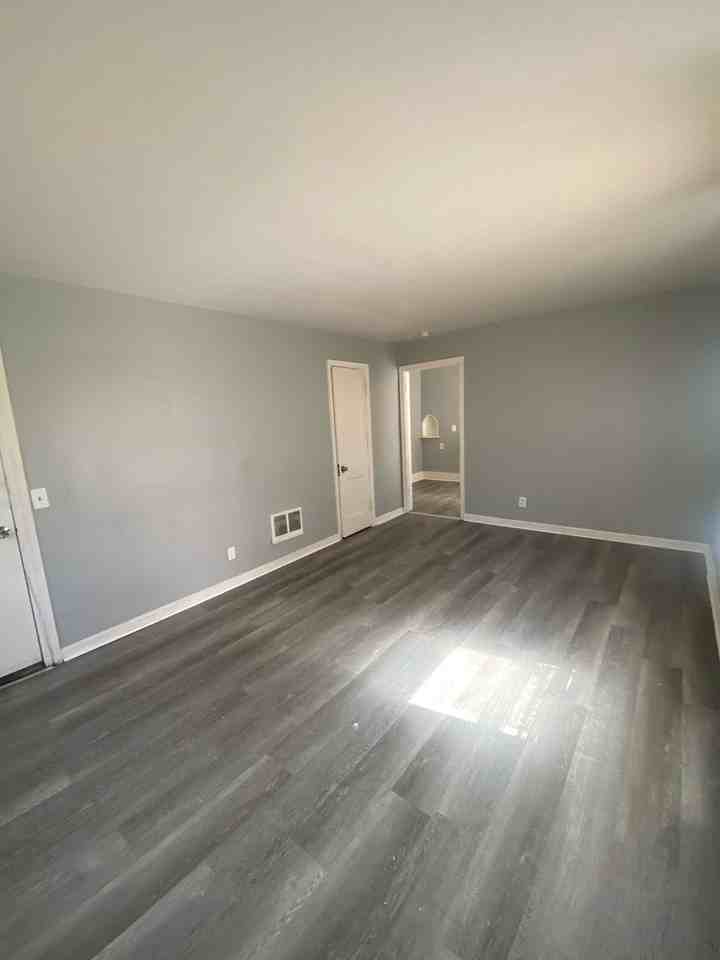 1048 Rosemont Ave - Photo 4 of 17