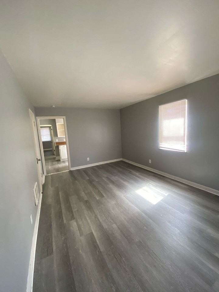 1048 Rosemont Ave - Photo 5 of 17