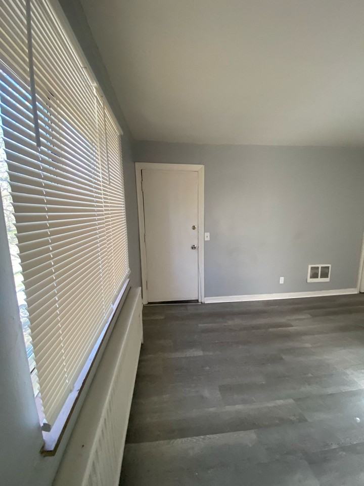 1048 Rosemont Ave - Photo 7 of 17