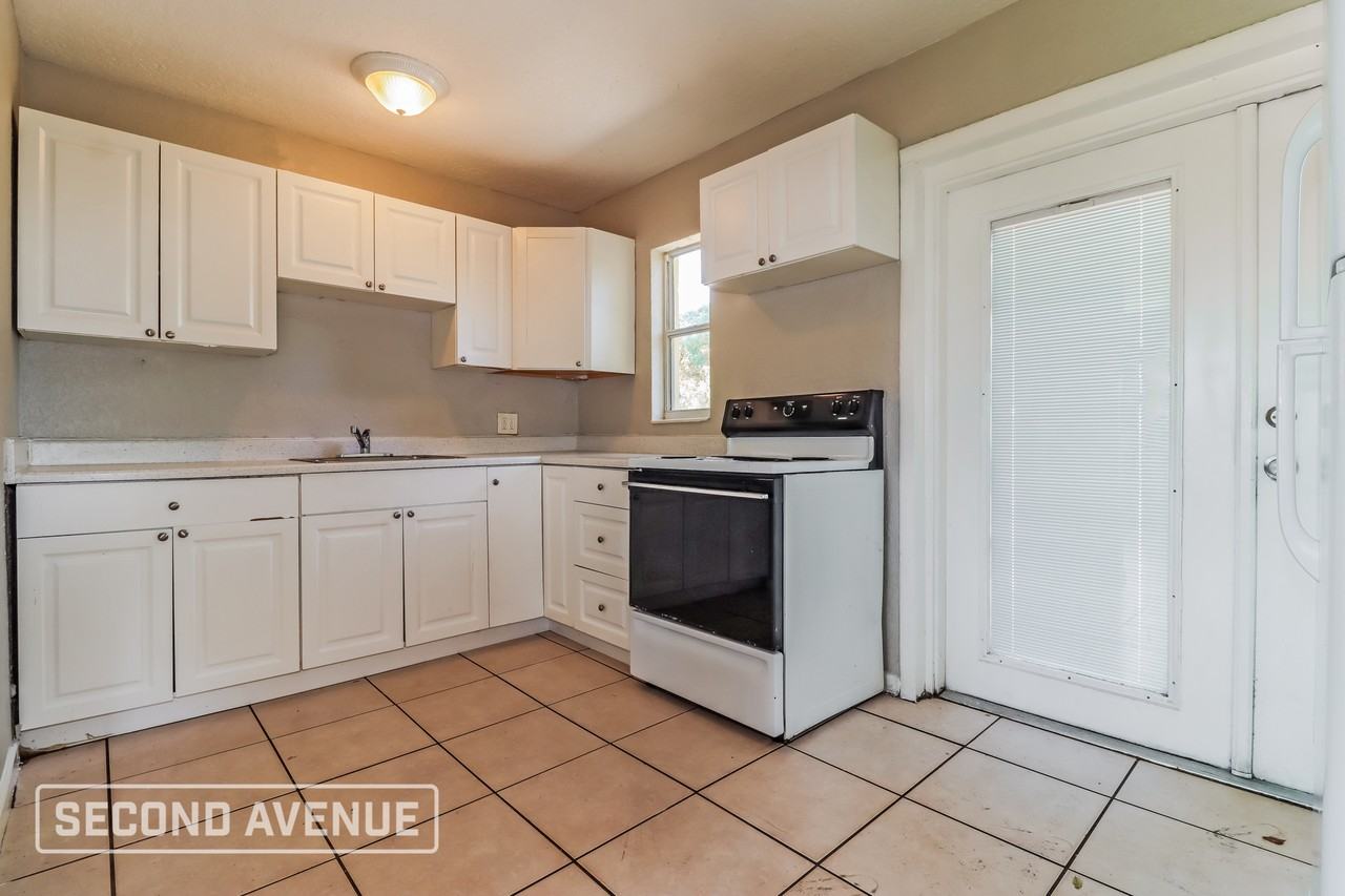 9547 Starkey Rd - Photo 4 of 25