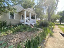 featured image of 1047 Delaware St