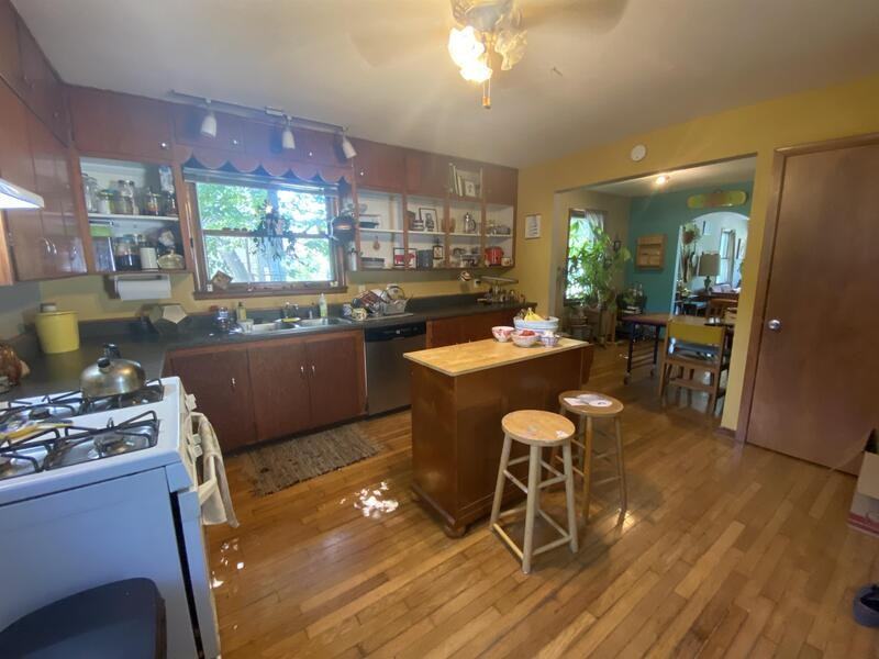 1047 Delaware St - Photo 3 of 10