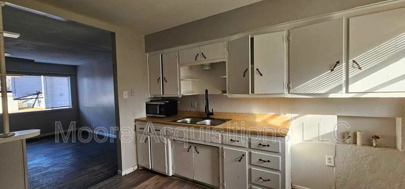 1046 Star St - Photo 6 of 14