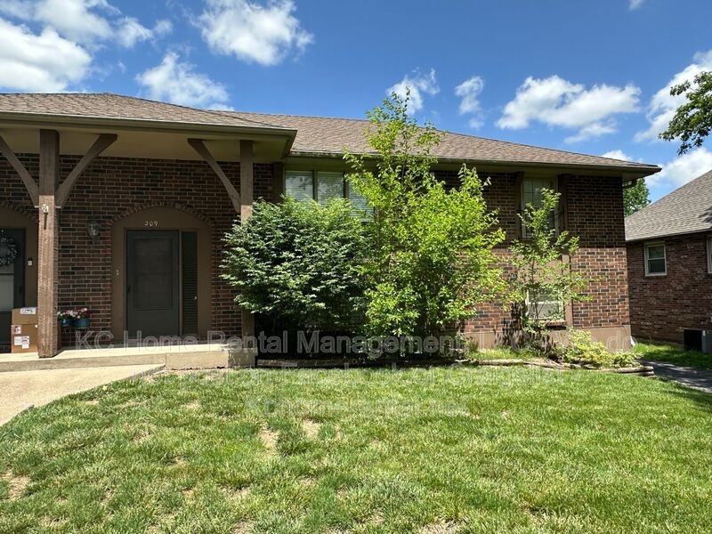 209 Nw Highland Ln - Photo 2 of 41