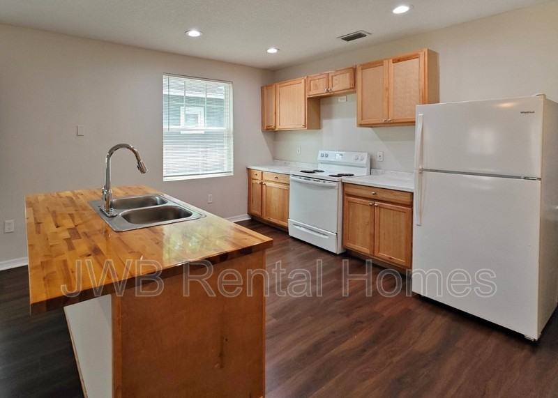 1728 W 6th St - Photo 3 of 8