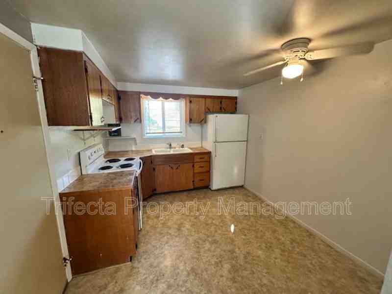 417 N Hollywood St - Photo 3 of 11