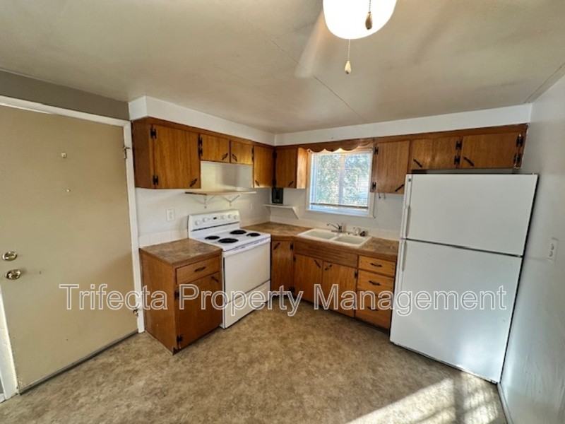 417 N Hollywood St - Photo 4 of 11