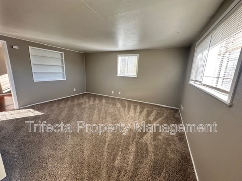 417 N Hollywood St - Photo 5 of 11