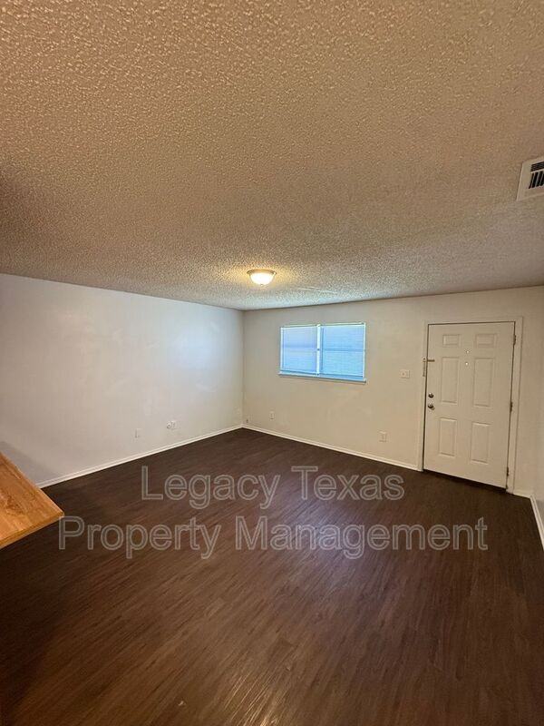 1708 Short St #B - Photo 2 of 7