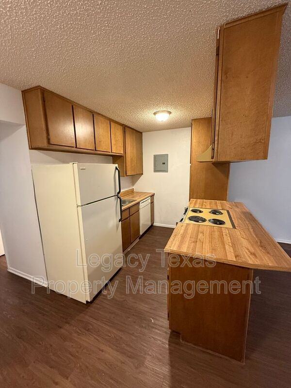 1708 Short St #B - Photo 3 of 7