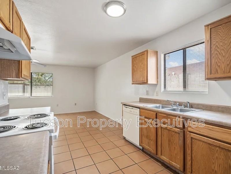 1107 W Sonora St - Photo 7 of 39