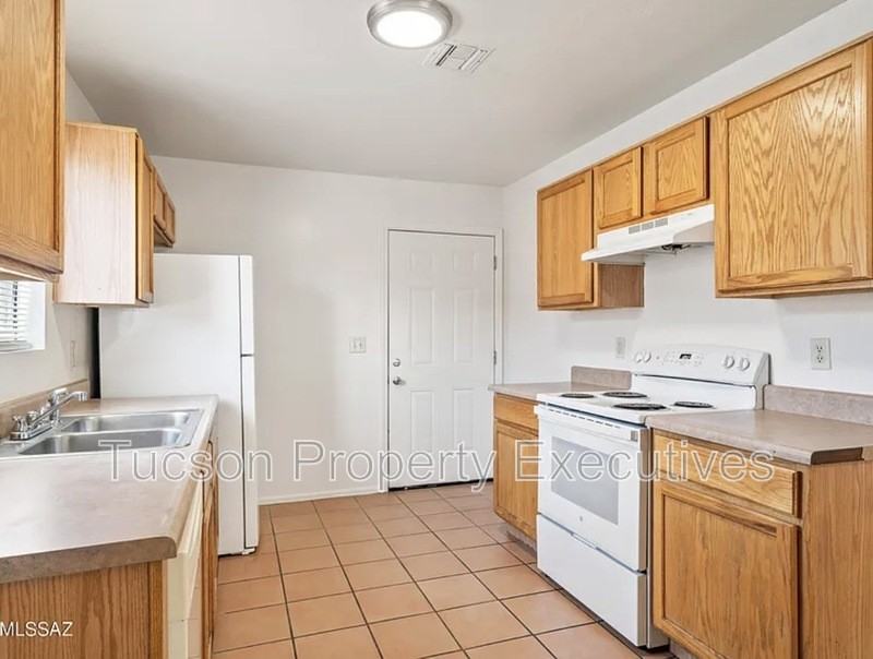 1107 W Sonora St - Photo 6 of 39