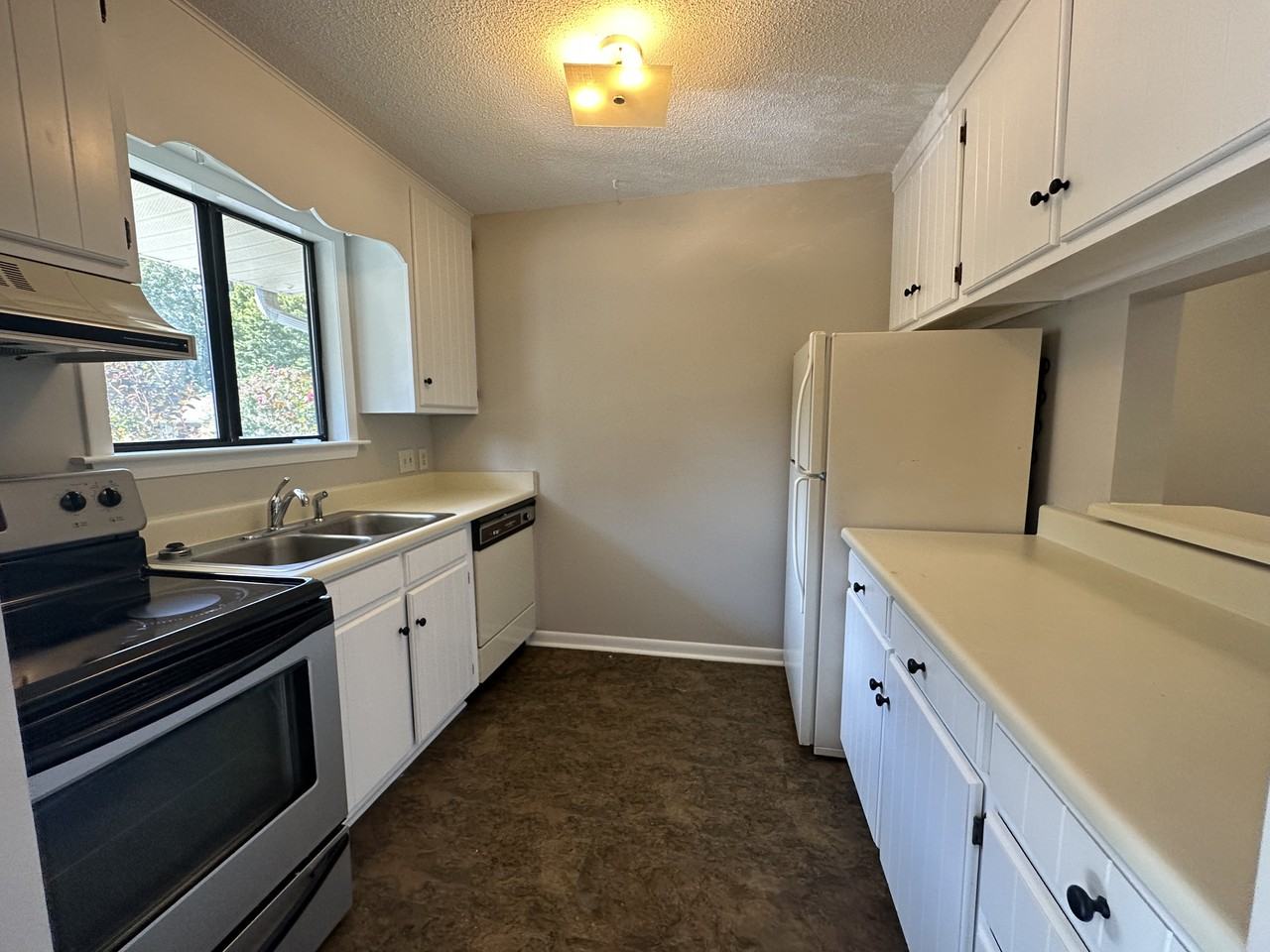 203 Driftwood Ln - Photo 3 of 24