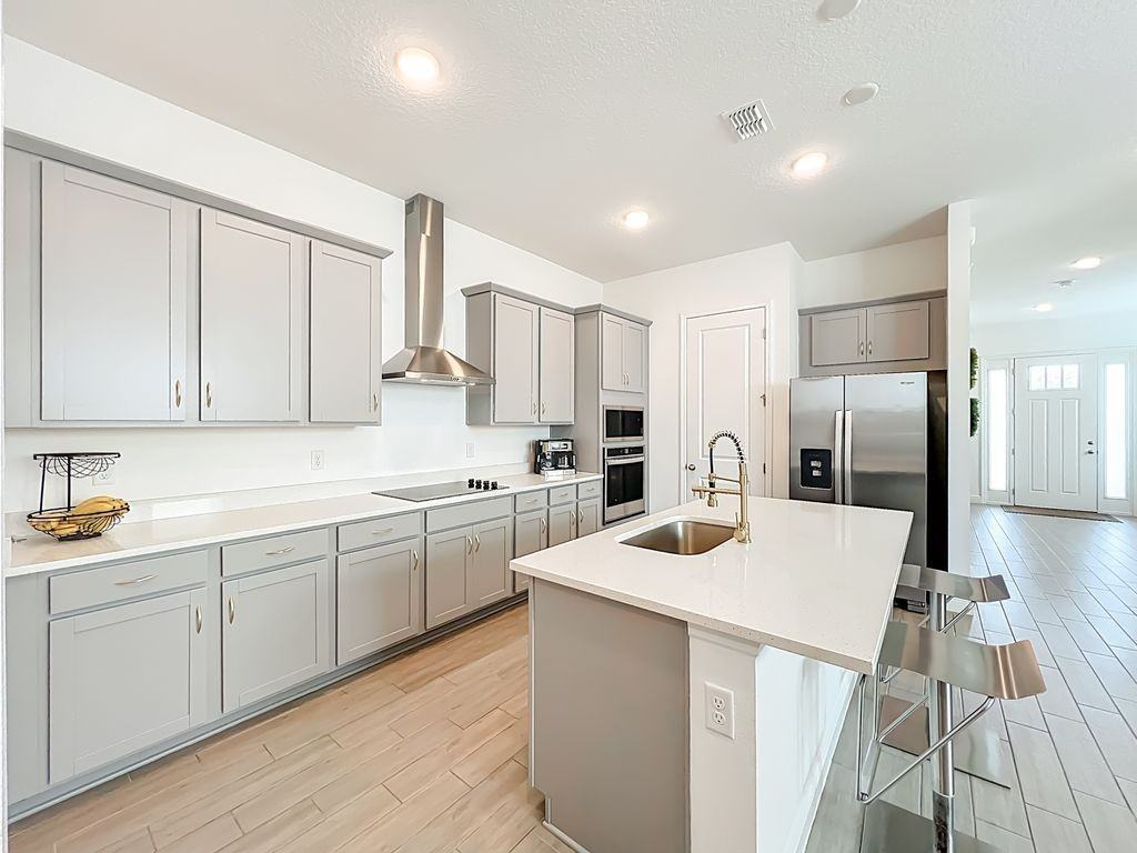 6423 Cyrils Dr - Photo 4 of 15